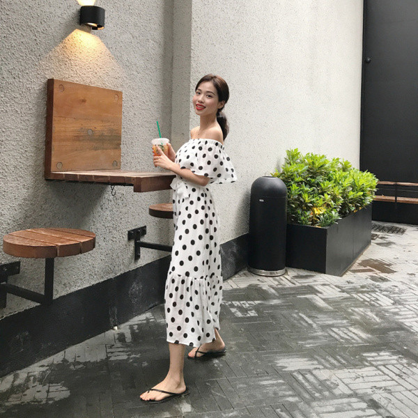 Καλοκαιρινό γυναικείο φόρεμα σε λεύκο χρώμα