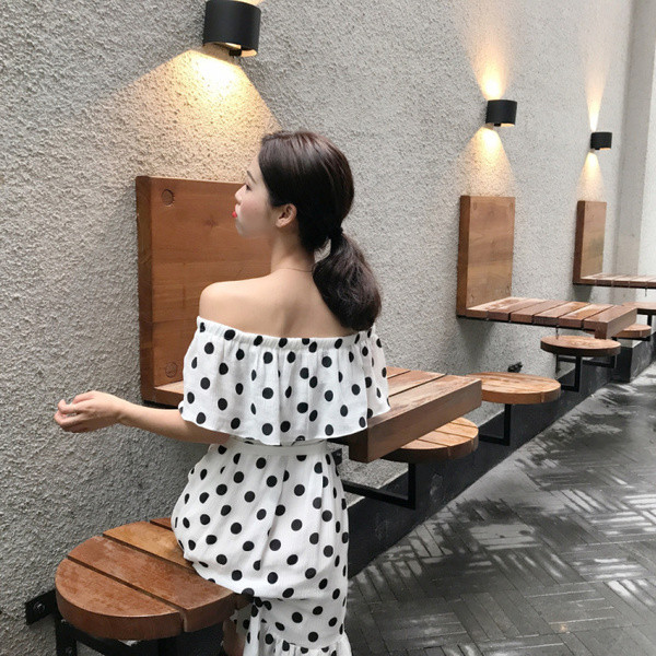 Καλοκαιρινό γυναικείο φόρεμα σε λεύκο χρώμα