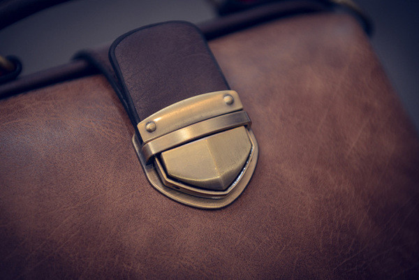 Μικρή γυναικεία τσάντα με μεταλλική πόρπη σε τρία χρώματα