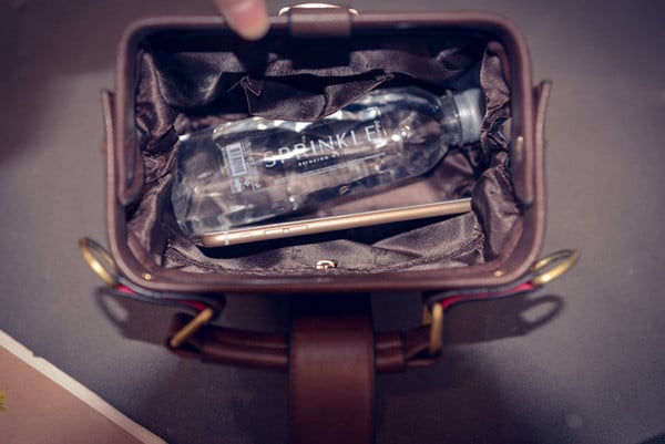 Μικρή γυναικεία τσάντα με μεταλλική πόρπη σε τρία χρώματα