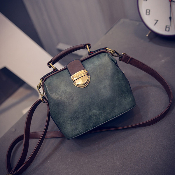 Μικρή γυναικεία τσάντα με μεταλλική πόρπη σε τρία χρώματα