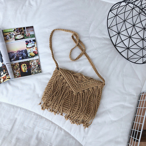 Πλεκτή γυνακεία τσάντα με κρόσσια