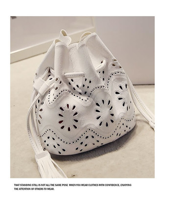 Γυναικεία τσάντα με κορδόνια και φούντες σε κόκκινο και λευκό χρώμα