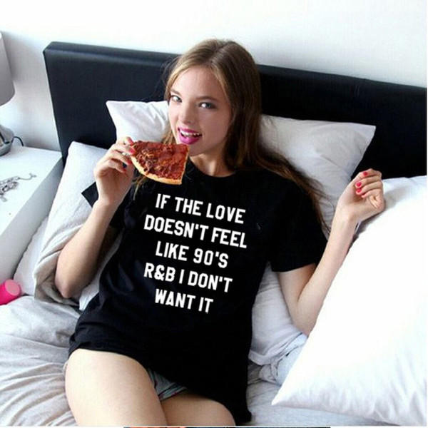 Tricou de damă cu o inscripție interesantă și mâneci scurte