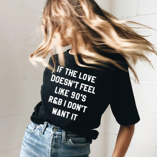 Tricou de damă cu o inscripție interesantă și mâneci scurte