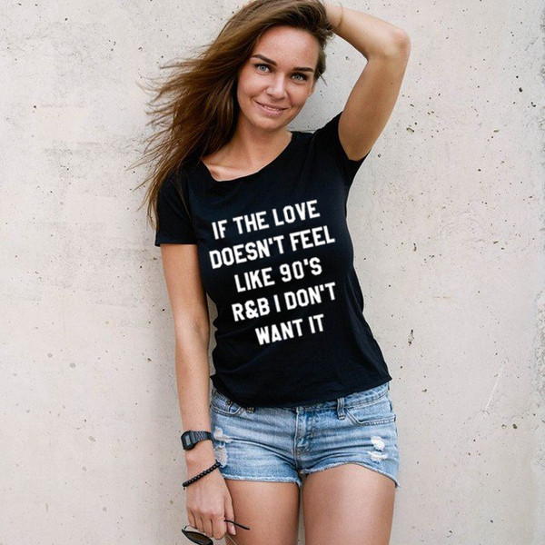 Tricou de damă cu o inscripție interesantă și mâneci scurte