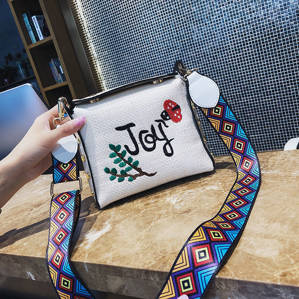 Geanta de dama cu maner colorat si broderie in mai multe modele