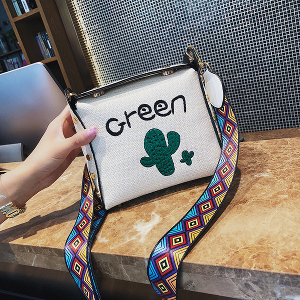 Geanta de dama cu maner colorat si broderie in mai multe modele