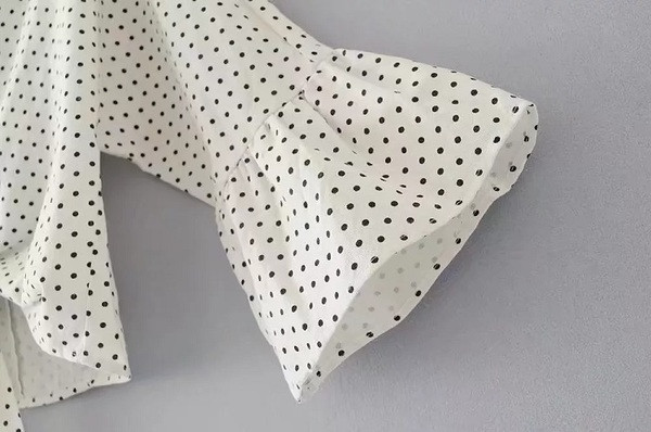 Κομψή γυναικεία μπλούζα με φαρδιά μανίκια και κουμπιά