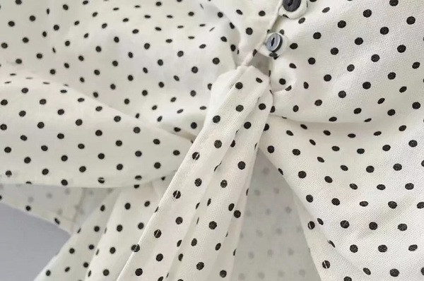 Κομψή γυναικεία μπλούζα με φαρδιά μανίκια και κουμπιά