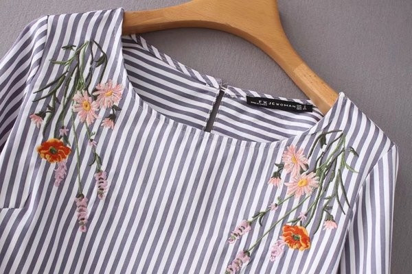 Bluza de dama model lat cu broderie si decolteu O
