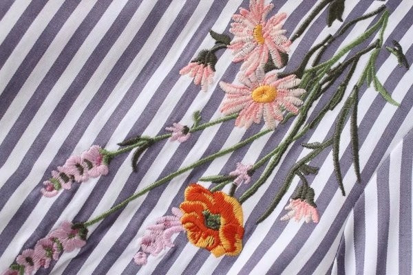 Bluza de dama model lat cu broderie si decolteu O