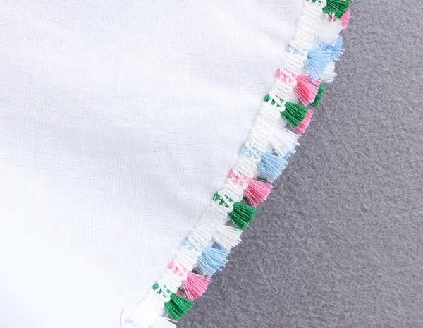 Ενδιαφέρουσα γυναικεία μπλούζα με ανοιχτούς ώμους και φούντες