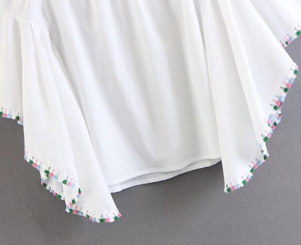 Ενδιαφέρουσα γυναικεία μπλούζα με ανοιχτούς ώμους και φούντες