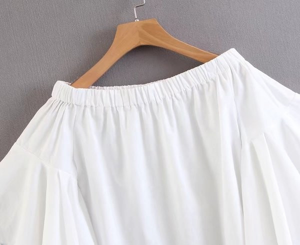 Ενδιαφέρουσα γυναικεία μπλούζα με ανοιχτούς ώμους και φούντες