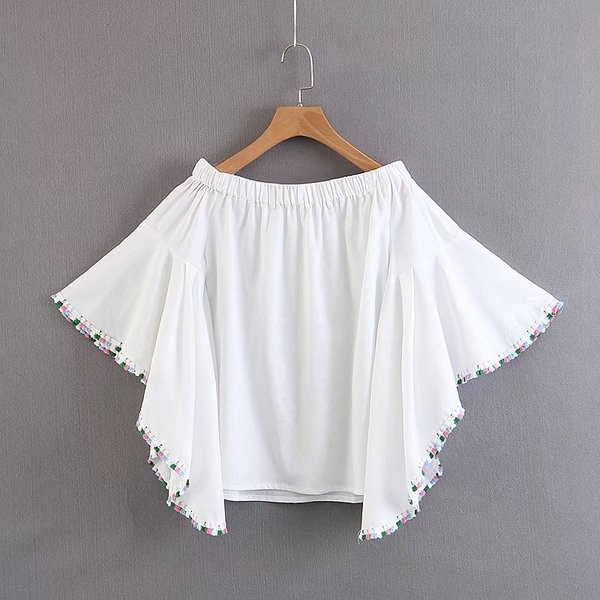 Ενδιαφέρουσα γυναικεία μπλούζα με ανοιχτούς ώμους και φούντες