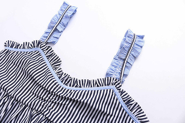 Maieu scurt de damă în dungi, cu decolteu în V