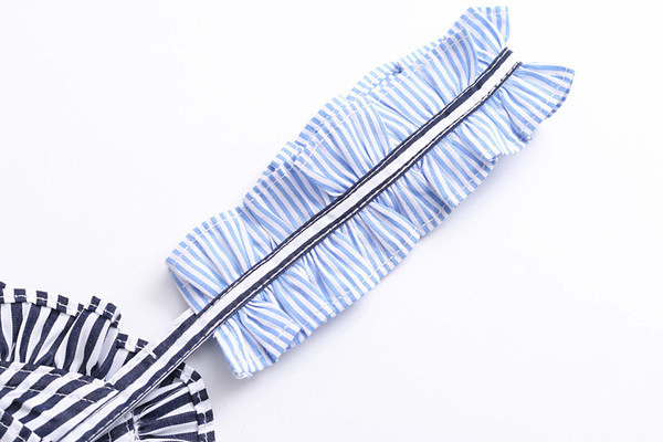 Maieu scurt de damă în dungi, cu decolteu în V