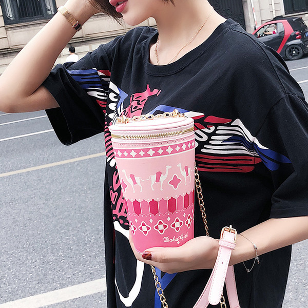 Geanta de dama cu forma non-standard si imprimeu in patru culori