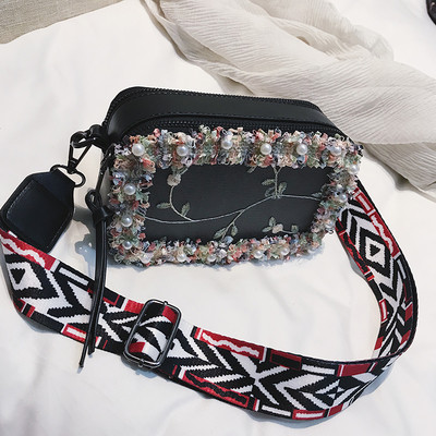 Γυναικεία τσάντα  με μακριά χρωματιστή λαβή και 3D floral διακόσμηση