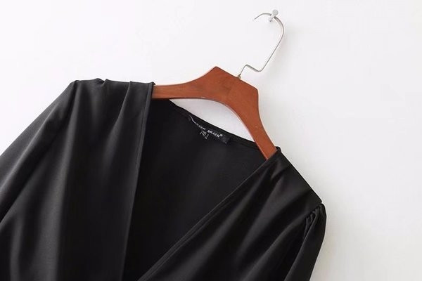 Γυναικέια  μπλούζα με βαθύ λαιμόκοψη και κορδόνια