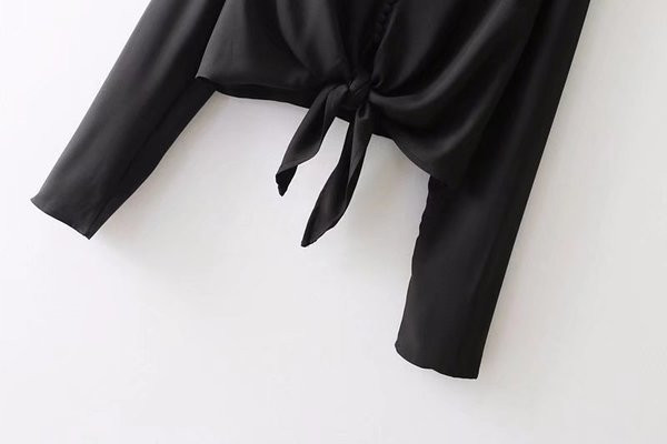 Γυναικέια  μπλούζα με βαθύ λαιμόκοψη και κορδόνια