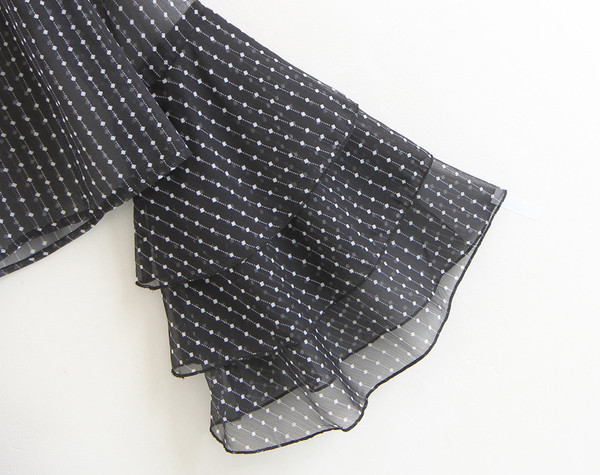 Bluză de damă cu mâneci largi și cravate