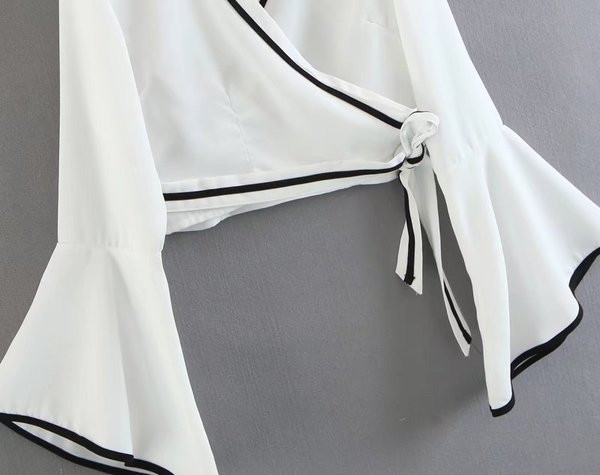 Γυναικεία  μπλούζα με φαρδιά μανίκια και συνδέσεις κατάλληλες για τη καθημερινή ζωή