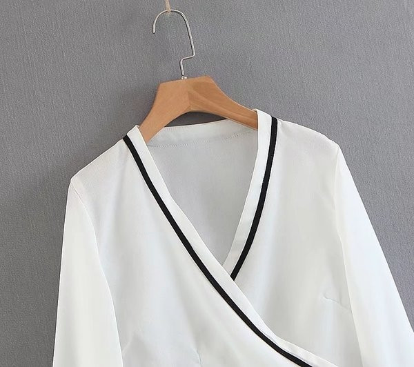 Γυναικεία  μπλούζα με φαρδιά μανίκια και συνδέσεις κατάλληλες για τη καθημερινή ζωή