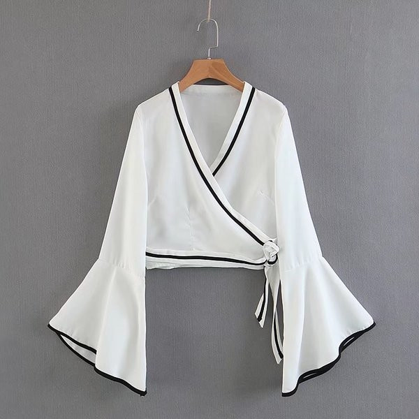 Γυναικεία  μπλούζα με φαρδιά μανίκια και συνδέσεις κατάλληλες για τη καθημερινή ζωή