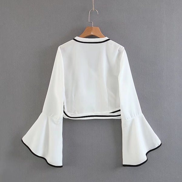 Γυναικεία  μπλούζα με φαρδιά μανίκια και συνδέσεις κατάλληλες για τη καθημερινή ζωή