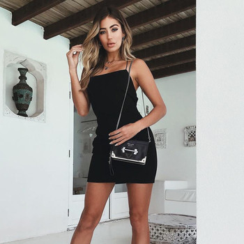 Σύντομο γυναικείο φόρεμα με λεπτούς ιμάντες ώμου