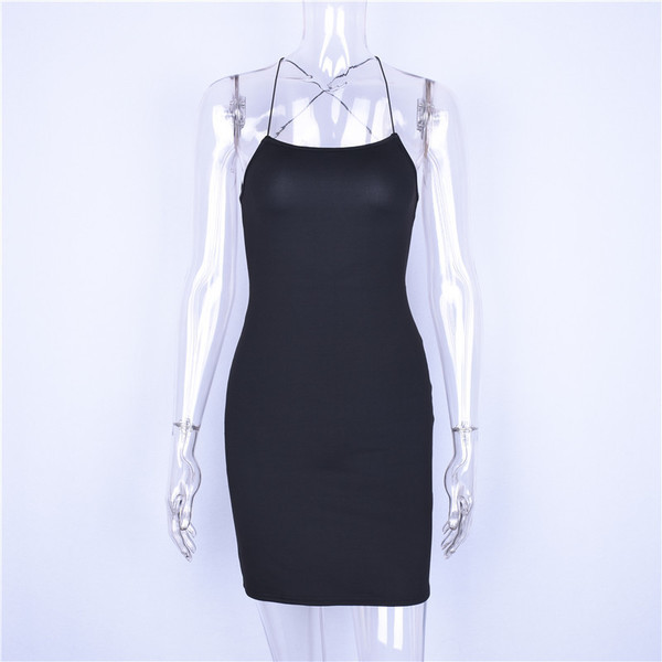 Σύντομο γυναικείο φόρεμα με λεπτούς ιμάντες ώμου 