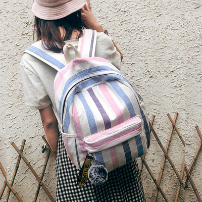 Γυναικείο σακίδιο σε δύο χρώματα με εξωτερική τσέπη και αξεσουάρ