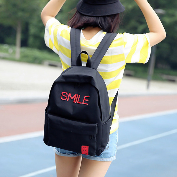 Rucsac de damă de zi cu zi cu o inscripție în trei culori