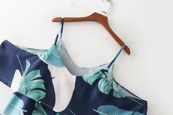 Γυναικεία μπλούζα με ανοιχτούς ώμους και floral μοτίβο