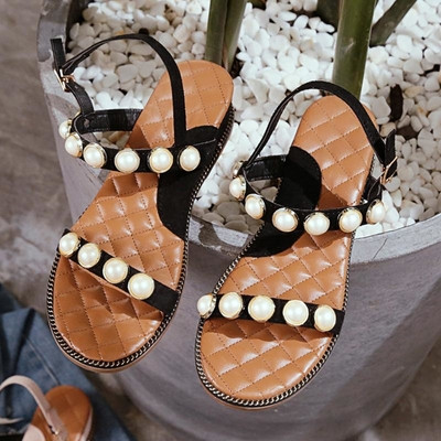 Κομψά καλοκαιρινά σανδάλια με πέρλες