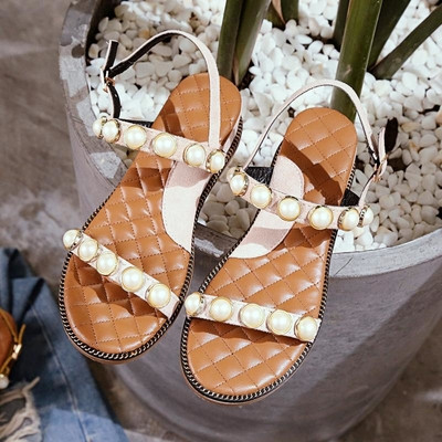 Κομψά καλοκαιρινά σανδάλια με πέρλες