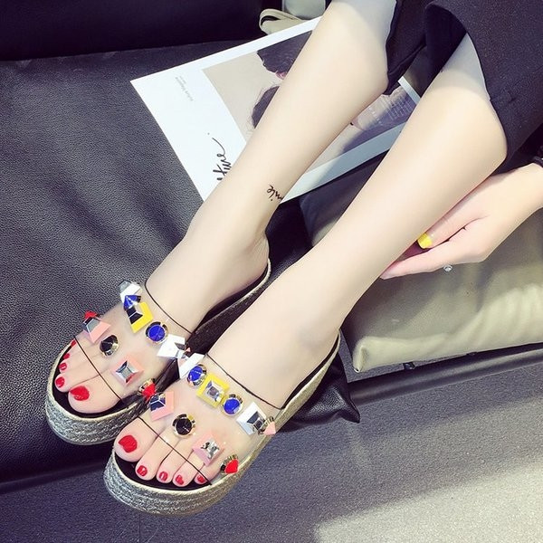 Papuci de dama cu ornamente colorate interesante si platforma inalta de 8 cm