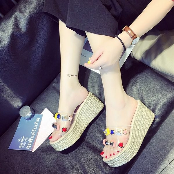 Papuci de dama cu ornamente colorate interesante si platforma inalta de 8 cm