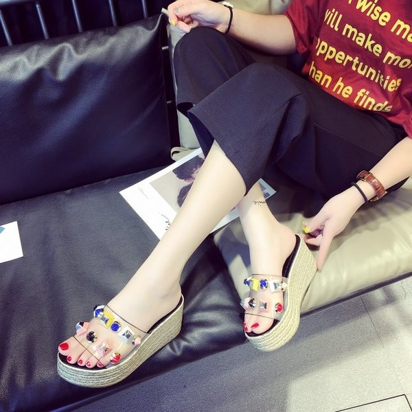 Papuci de dama cu ornamente colorate interesante si platforma inalta de 8 cm