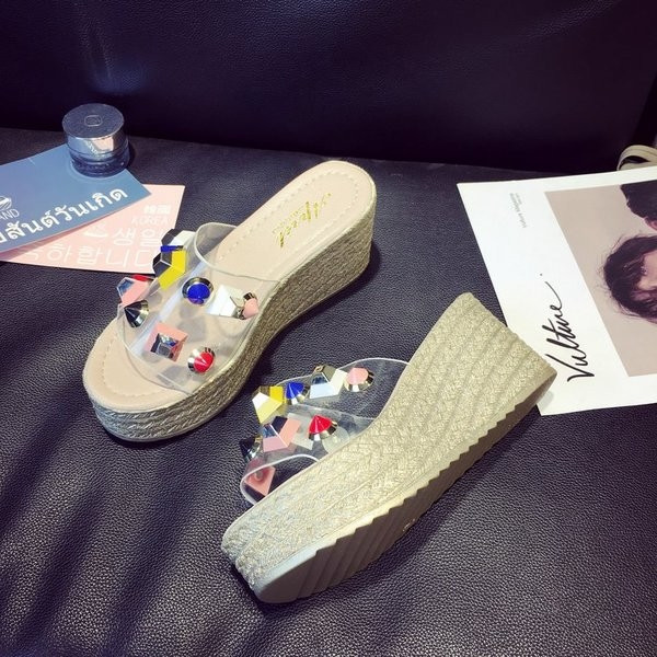 Papuci de dama cu ornamente colorate interesante si platforma inalta de 8 cm