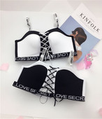 Γυναικείο αθλητικό σουτιέν με σταυροειδείς συνδέσεις και επιγραφή