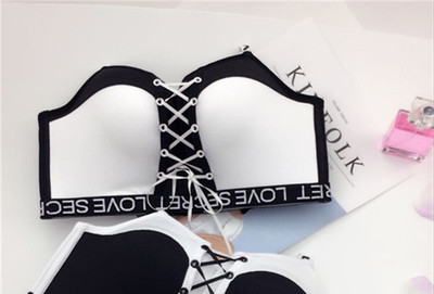 Γυναικείο αθλητικό σουτιέν με σταυροειδείς συνδέσεις και επιγραφή