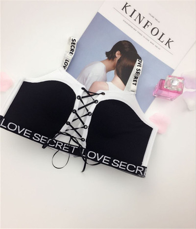 Γυναικείο αθλητικό σουτιέν με σταυροειδείς συνδέσεις και επιγραφή