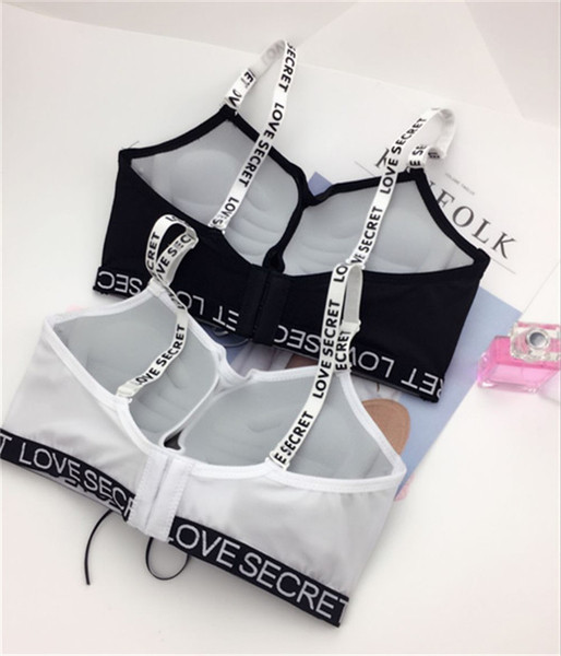 Γυναικείο αθλητικό σουτιέν με σταυροειδείς συνδέσεις και επιγραφή