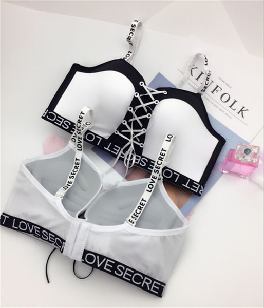 Γυναικείο αθλητικό σουτιέν με σταυροειδείς συνδέσεις και επιγραφή