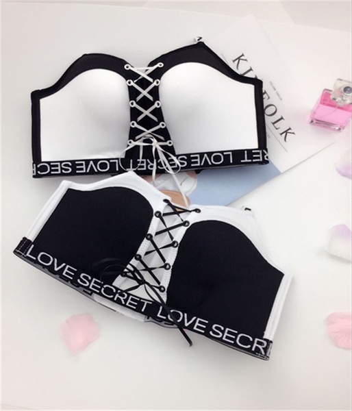 Γυναικείο αθλητικό σουτιέν με σταυροειδείς συνδέσεις και επιγραφή