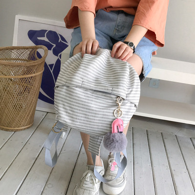 Μικρό γυναικείο σακίδιο σε στρογγυλό σχήμα και αξεσουάρ σε διάφορα χρώματα