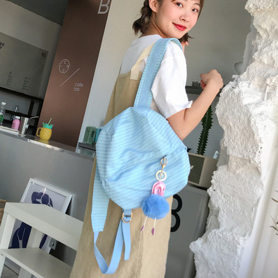 Μικρό γυναικείο σακίδιο σε στρογγυλό σχήμα και αξεσουάρ σε διάφορα χρώματα